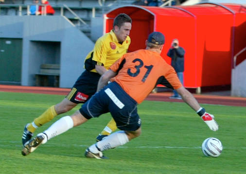 Jimmie Augustsson rundar Jörgen Bengtsson och gör 0-1