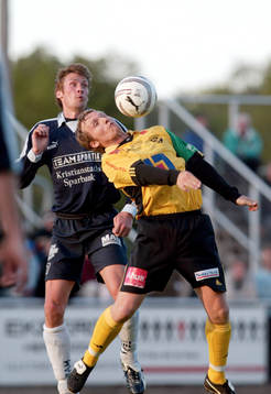 Anders "Knippet" Karlsson tar ner på bröstet, Michael