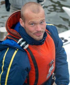 Fredrik Ljungberg på väg att testa racerbåt (Båt)