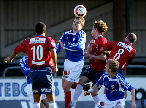 En Åtvidabergspelare når högst i en duell med Paulinho