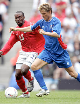 Fotboll, Arnar Gretarsson, Island och Darius Vassell,