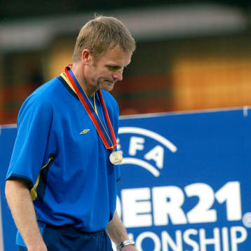 Torbjörn Nilsson, förbundskapten, med silvermedalj. Depp