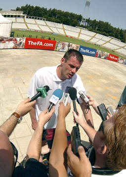 Jamie Carragher, England, pratar med pressen