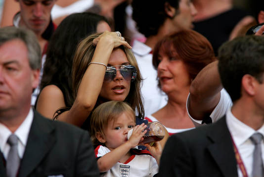 Victoria Beckham fanns på läktaren med sönerna, här
