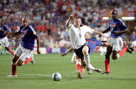 Wayne Rooney, England fälls av Mikael Silvestre, Frankrike