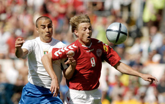Danmarks Jon Dahl Tomasson och Italiens Fabio Cannavaro