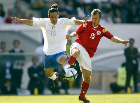 Italiens Mauro Camoranesi tacklas av Danmarks Daniel Jensen