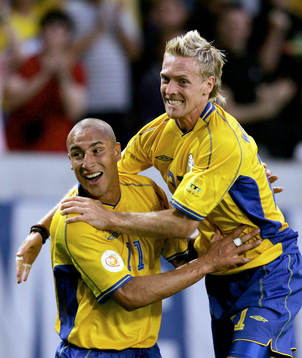 Henrik Larsson och Christian Wilhelmsson, Sverige, jubel