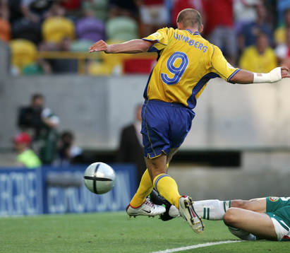 Fredrik Ljungberg, trycker in 1-0 till Sverige med en