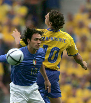 Zlatan Ibrahimovic och Alessandro Nesta i nickduell