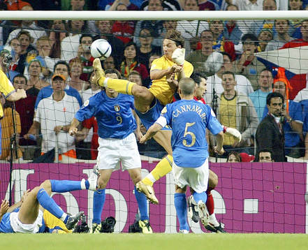 Zlatan Ibrahimovic klacksparkar in kvitteringsmålet 1-1