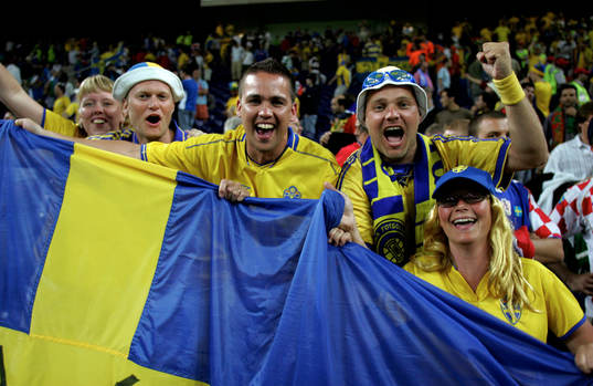 Ett gäng glada svenska supportrar