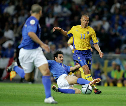 Henrik Larsson, Sverige hoppar elegant över Stefano Fioris