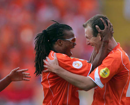 Edgar Davids och Arjen Robben jublar