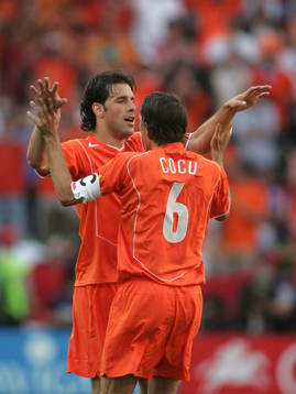 Philip Coco grattar Ruud van Nistelrooy
