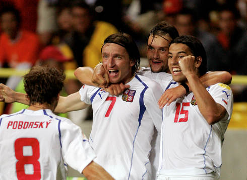 Vlidimir Smicer jublar tillsammans Milan Baros och Karel