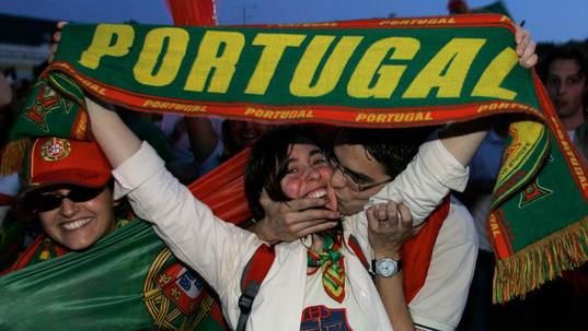 Portugisiska supportrar firar segern mot Spanien vid en