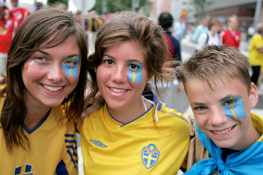 Svenska supportrar... tjejer, flaggor, blågul