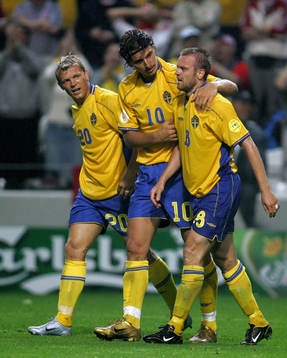Marcus Allbäck och Zlatan Ibrahimovic gratulerar Mattias