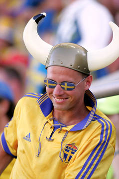 Supporter, viking, hjälm, solglasögon, svensk flagga