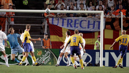 Henrik Larsson,  skott i ribban