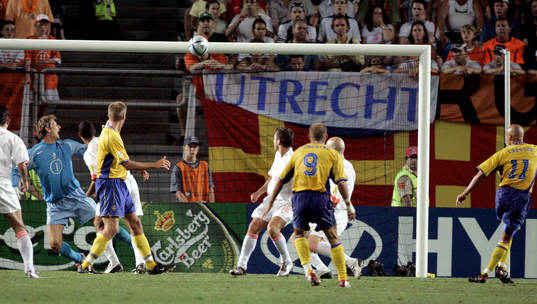 Henrik Larsson, skott i ribban!