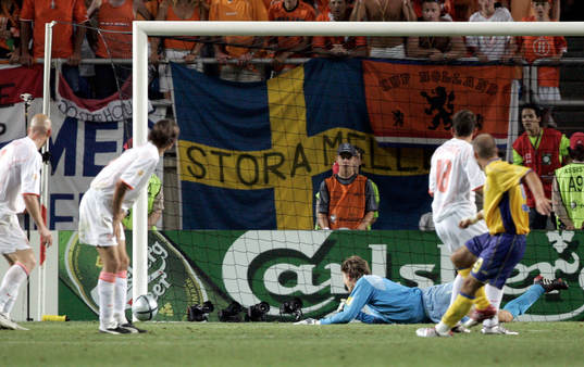 Fredrik Ljungberg, skott i stolpen! Stolpskott