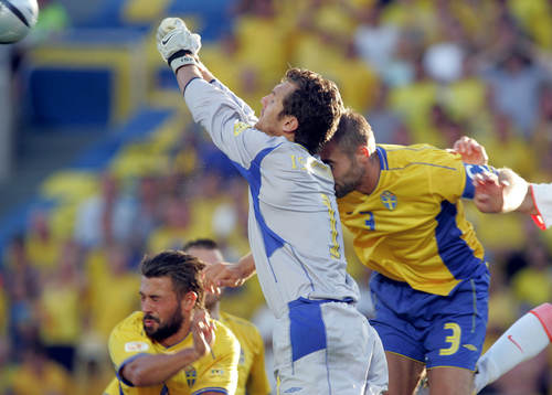 Andreas Isaksson, målvakt, Sverige boxar bort bollen