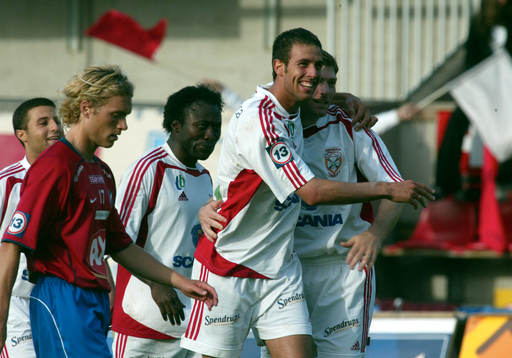 Assyriska har avgjort matchen och flaggorna vajar i