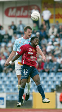 Patrik Andersson trycker unge Boyd Mwila i ryggen