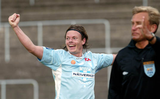 Segerskytten Andreas Yngvesson jublar, linjedomaren