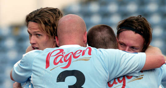 Pågarna kramas, Jon Jönsson t.v. och målskytten Andreas