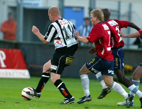 David Marek och Valter Tomaz Jr, ÖIS knuffar på Jörgen