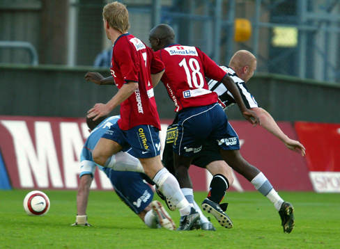 David Marek och Valter Tomaz Jr ruff på Jörgen Pettersson