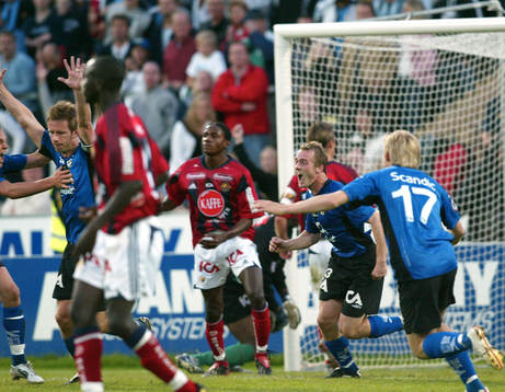 2-2, Tommy Jönsson, t.v., har nickar in kvitteringe  i