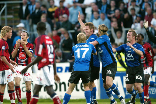 2-2, Tommy Jönsson, t.h., har nickar in kvitteringe  i