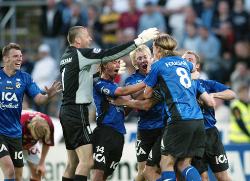 2-2, Tommy Jönsson, t.v., har nickar in kvitteringen  i