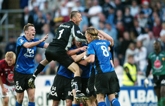 2-2, Tommy Jönsson, t.v., har nickar in kvitteringen  i