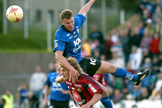 Joel Borgstrand trycker ner Johan Arneng