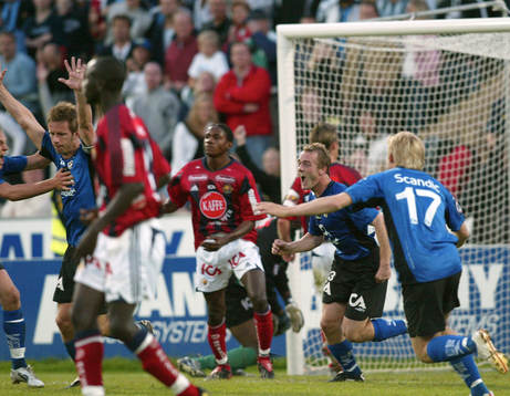 2-2, Tommy Jönsson, t.v., har nickar in kvitteringe  i