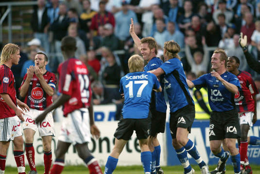 2-2, Tommy Jönsson, t.h., har nickar in kvitteringe  i