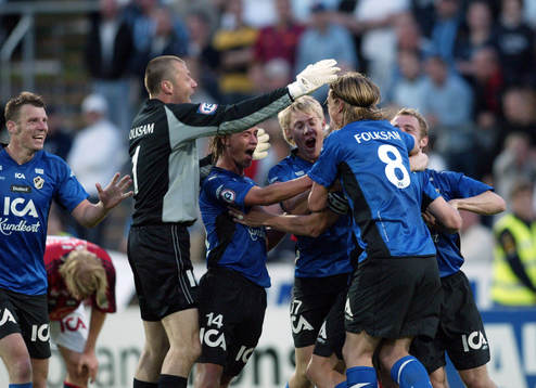 2-2, Tommy Jönsson, t.v., har nickar in kvitteringen  i
