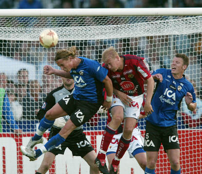 Markus Rosenberg trycks i ryggen av Toni Kuivasto