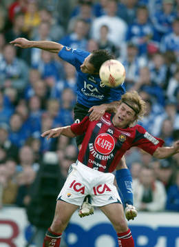 Sharbel Touma nickduellerar med Johan Arneng