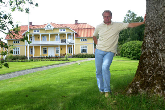 Jonas Thern, framför sin bostad, Herrestad säteri,