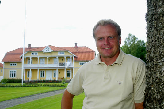 Jonas Thern, framför sin bostad, Herrestad säteri,