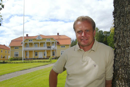 Jonas Thern, framför sin bostad, Herrestad säteri,