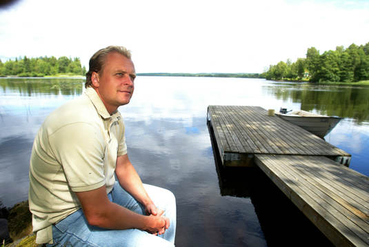 Jonas Thern, framför sin bostad, Herrestad säteri,