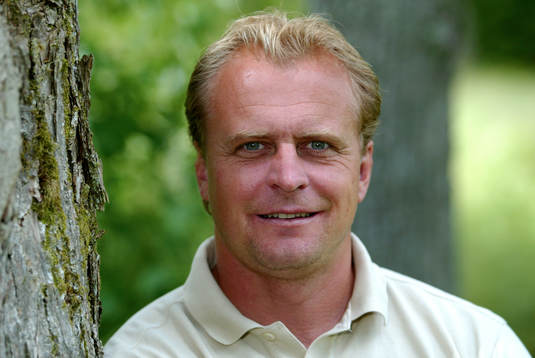 Jonas Thern, framför sin bostad, Herrestad säteri,