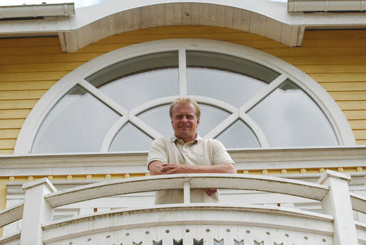 Jonas Thern, framför sin bostad, Herrestad säteri,